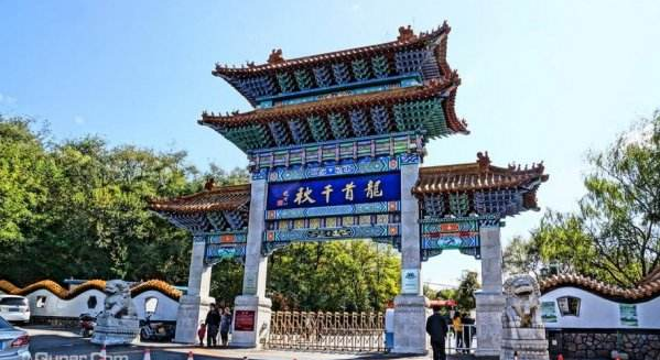 秀峰寺塔位于慈清寺南百米处,为八角九级实心密檐式砖塔,也建于明弘治年间,1591年重修。塔身有砖雕佛像、佛龛。秀峰寺塔的北面有陶然亭,南面是滴翠亭,滴翠亭南有魁星楼。秀峰寺塔的东面还有一座小石亭,亭内的石碑上记载着古塔的重修经过。慈清寺1988年被列为辽宁省文物保护单位。 龙首山下还有一座历史悠久的书院---"银岗书院"。创建者是清顺治年间进士、湖广道御使郝浴。郝浴字冰涤,号雪海,后更号为复阳。他少有才名,为人刚直不阿。巡抚四川期间,因弹劾当时权贵吴三桂,于顺治十一年(165